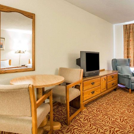 University Inn & Suites Stevens Point Buitenkant foto