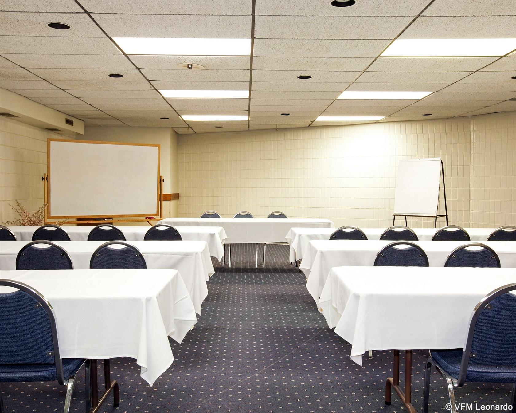University Inn & Suites Stevens Point Buitenkant foto