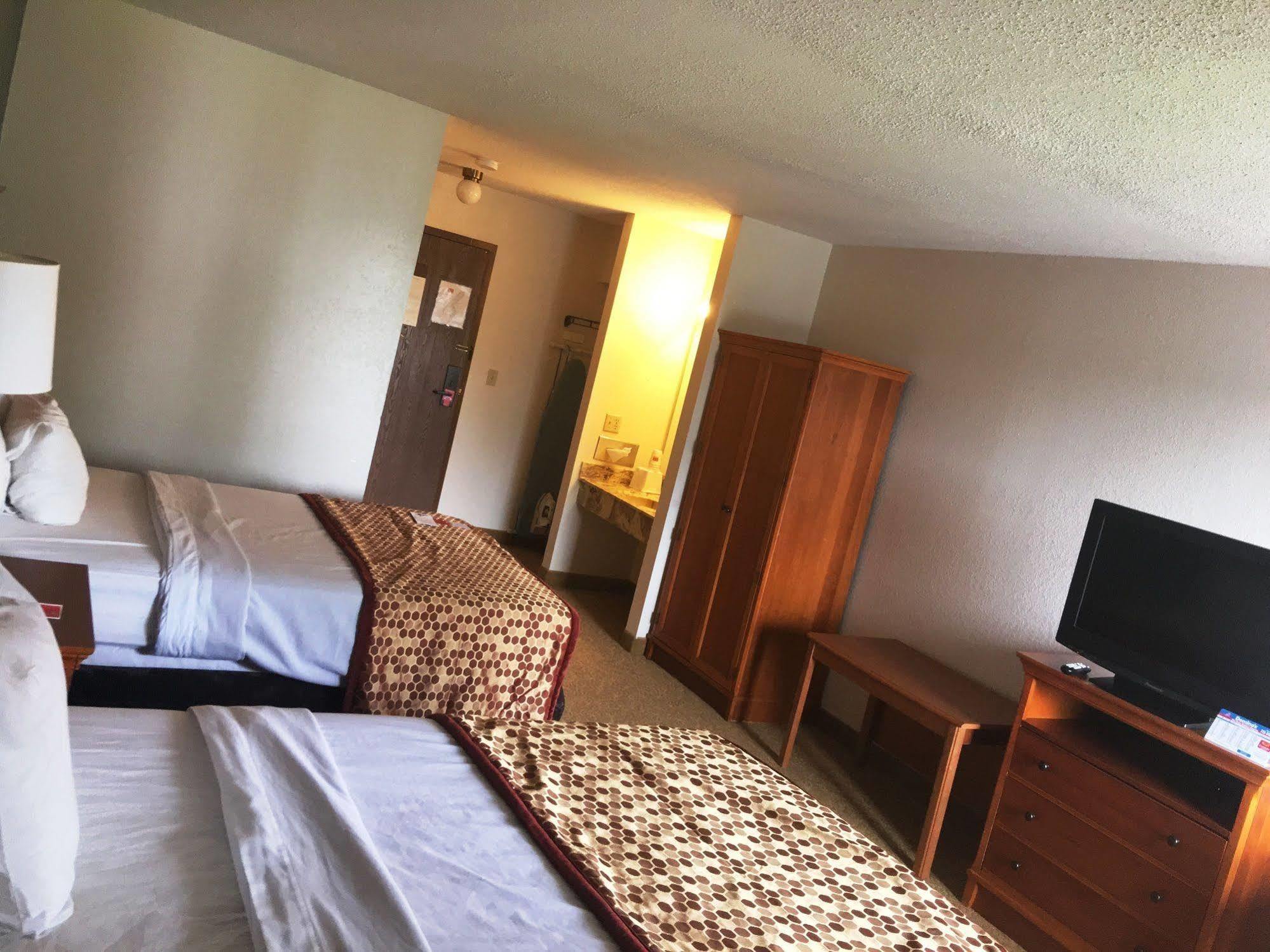 University Inn & Suites Stevens Point Buitenkant foto