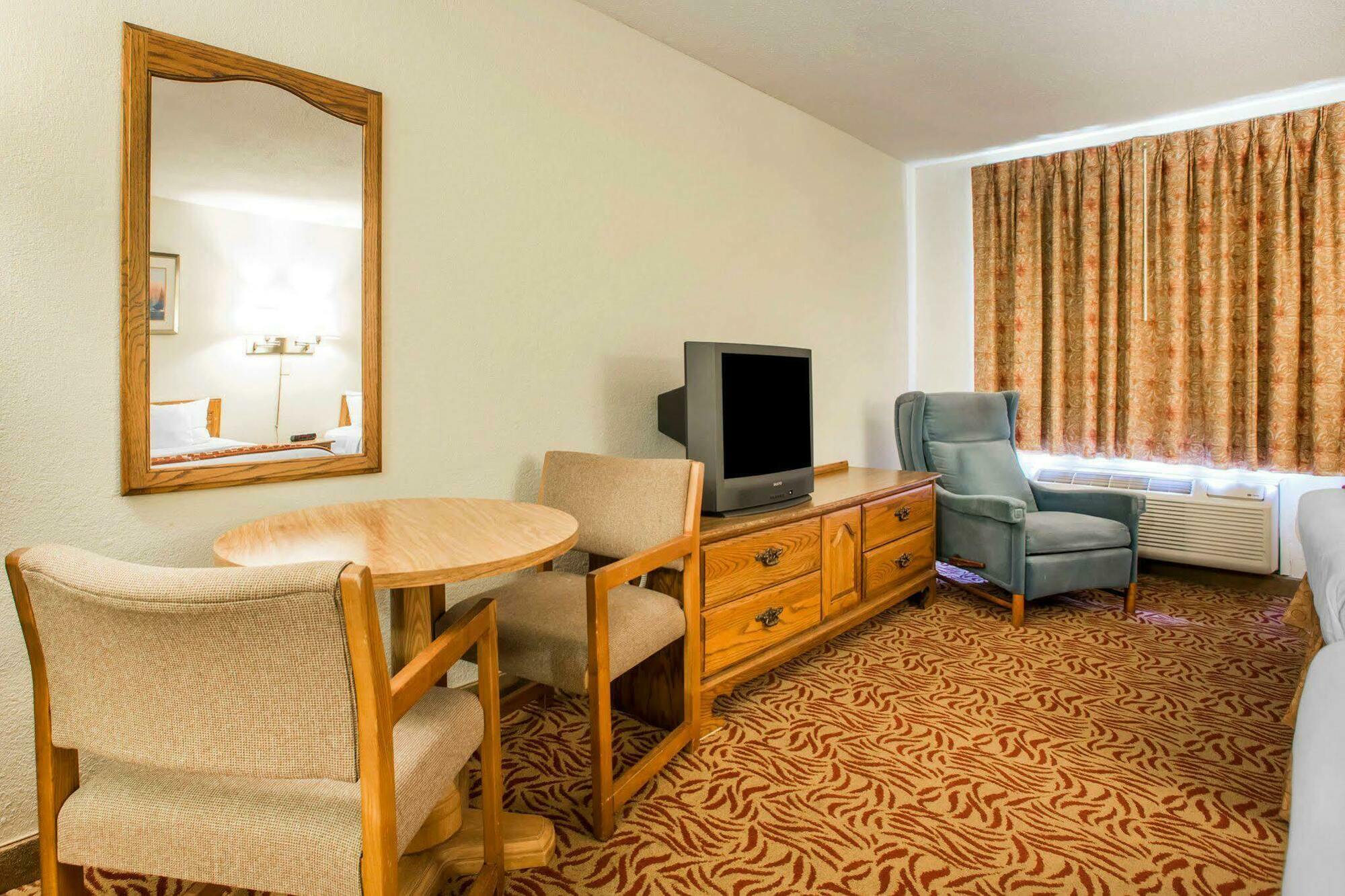 University Inn & Suites Stevens Point Buitenkant foto