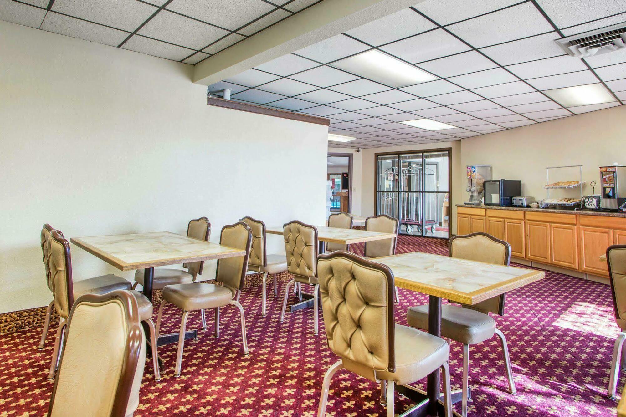 University Inn & Suites Stevens Point Buitenkant foto