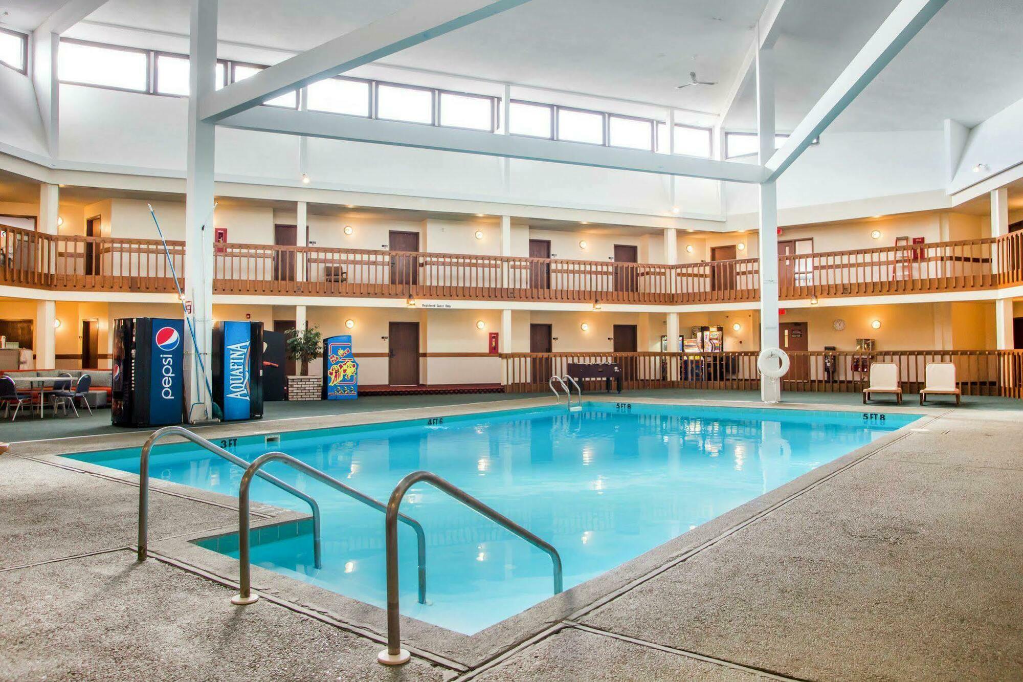 University Inn & Suites Stevens Point Buitenkant foto