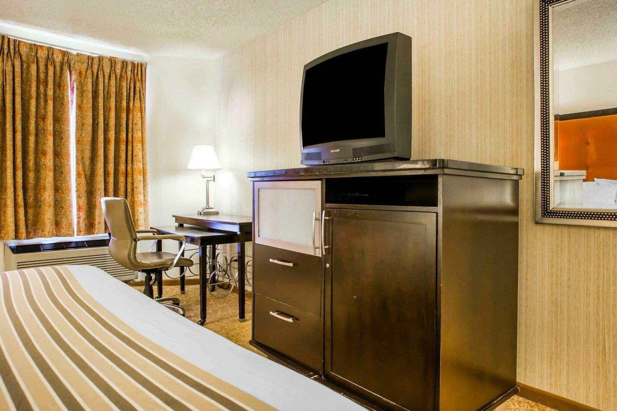 University Inn & Suites Stevens Point Buitenkant foto
