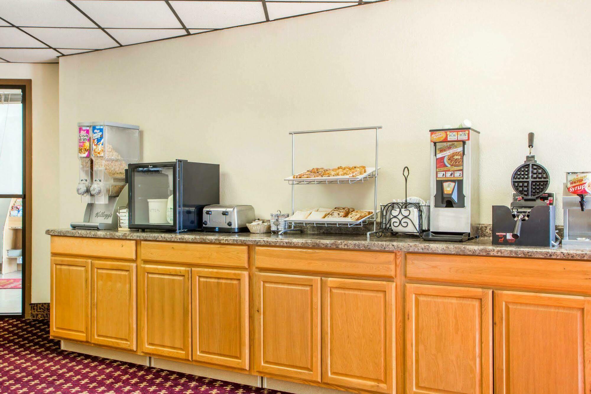 University Inn & Suites Stevens Point Buitenkant foto